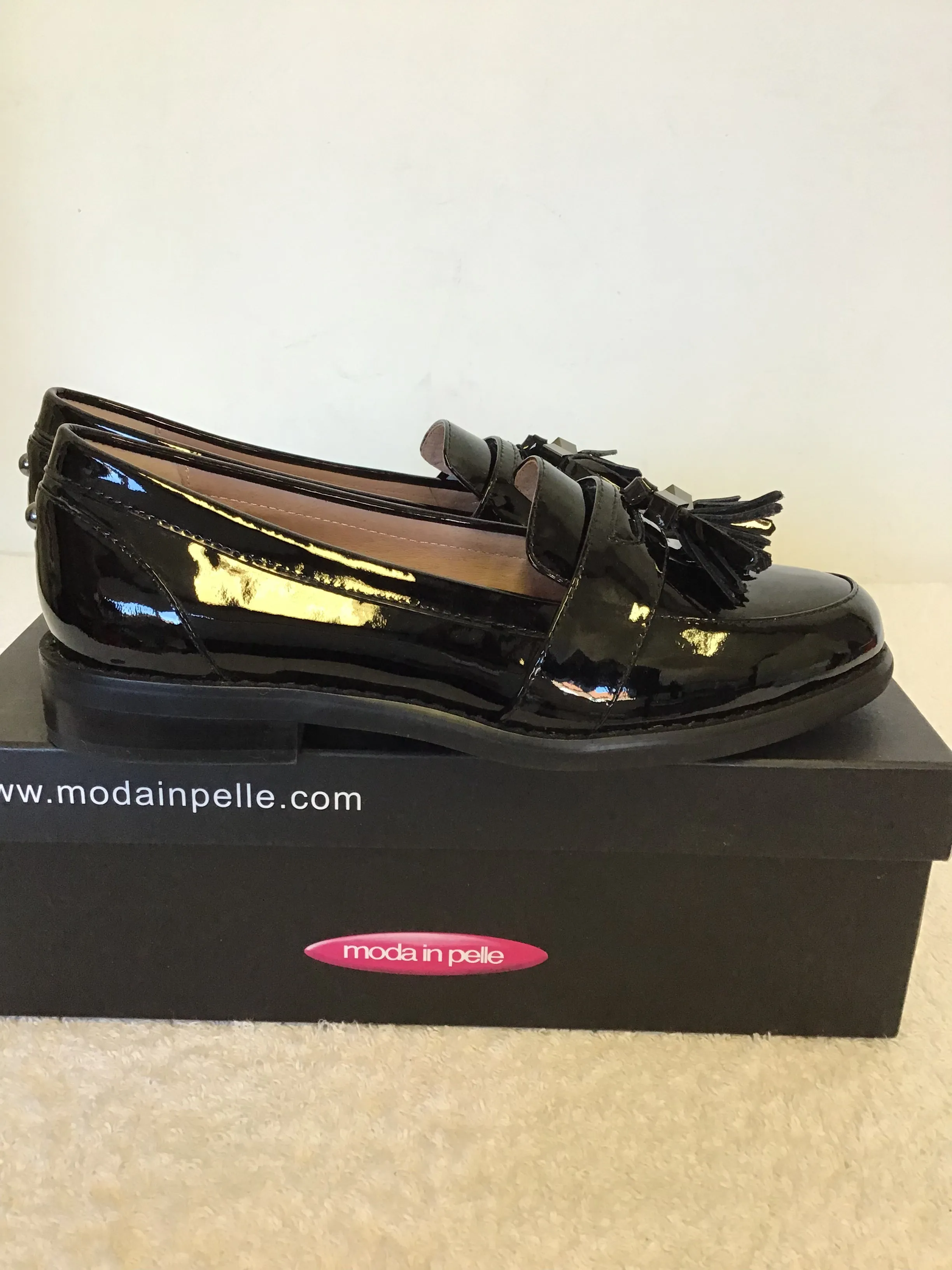 BRAND NEW MODA IN PELLE BLACK PATENT LEATHER LOAFERS WITH TASSELS SIZE 3.5/36