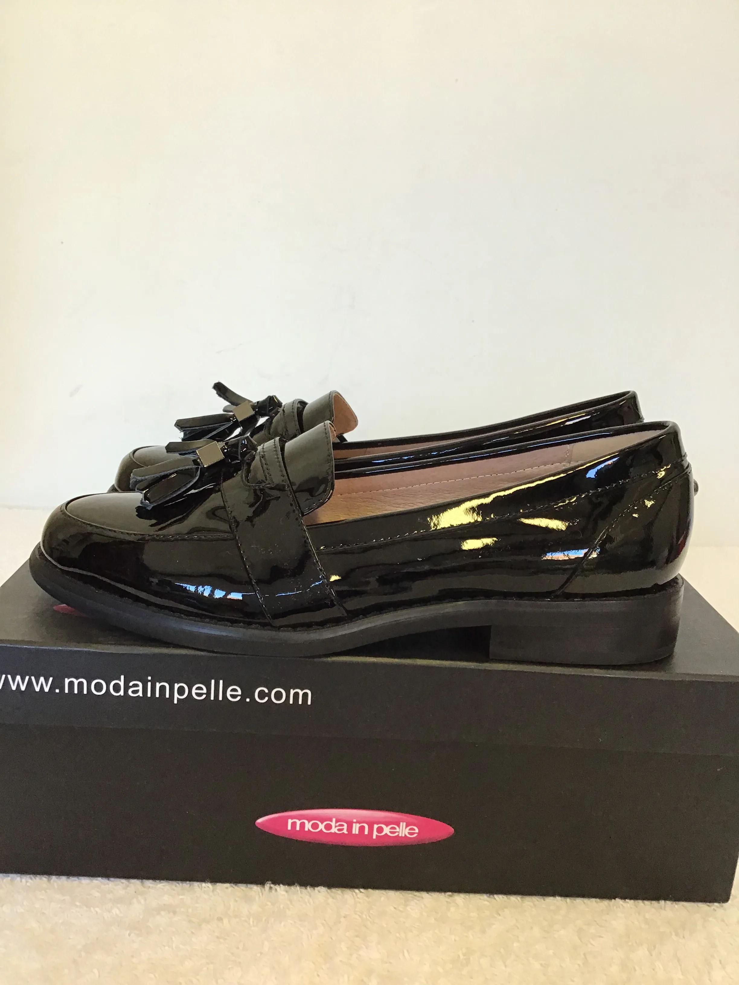 BRAND NEW MODA IN PELLE BLACK PATENT LEATHER LOAFERS WITH TASSELS SIZE 3.5/36