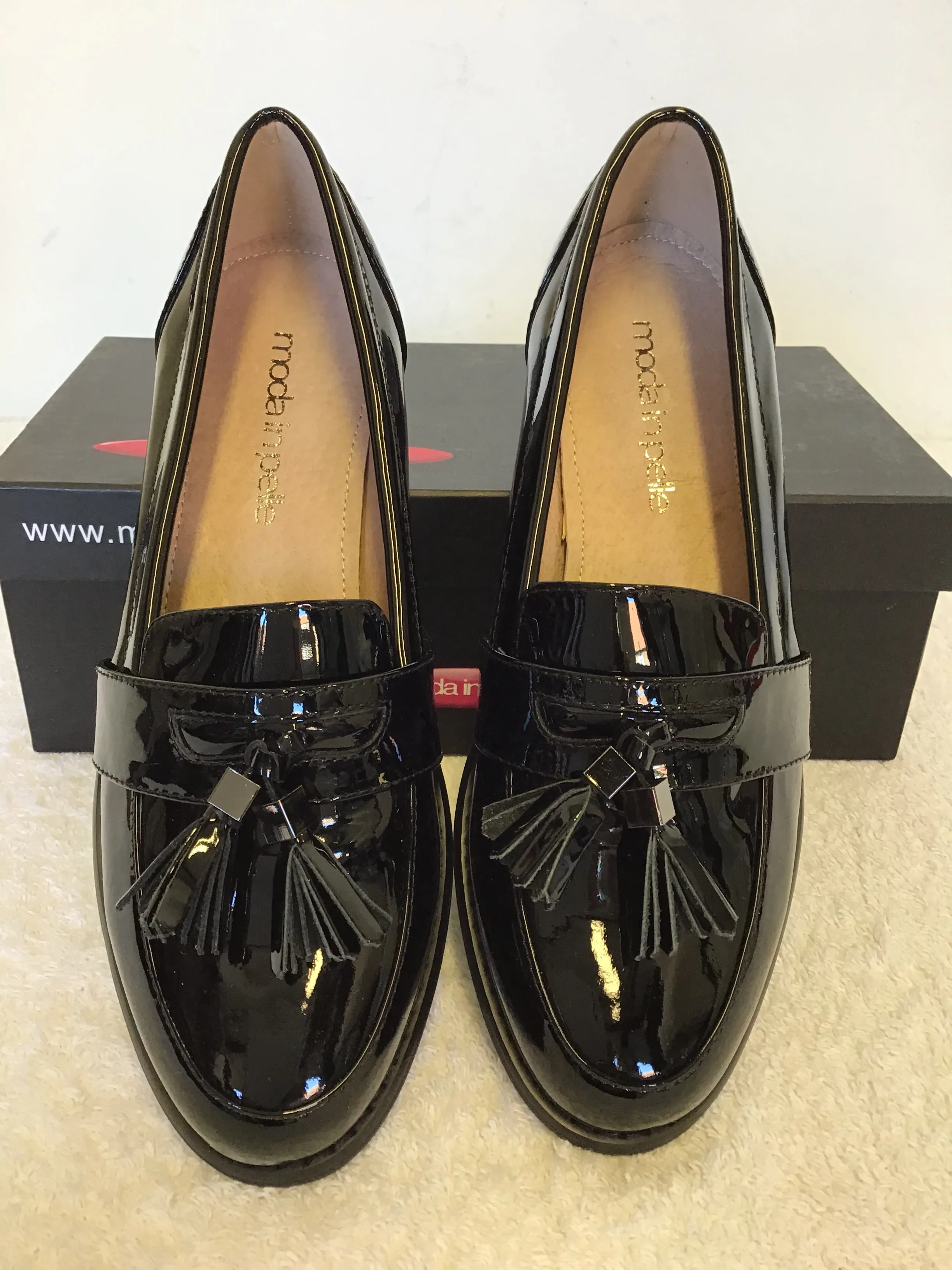BRAND NEW MODA IN PELLE BLACK PATENT LEATHER LOAFERS WITH TASSELS SIZE 3.5/36