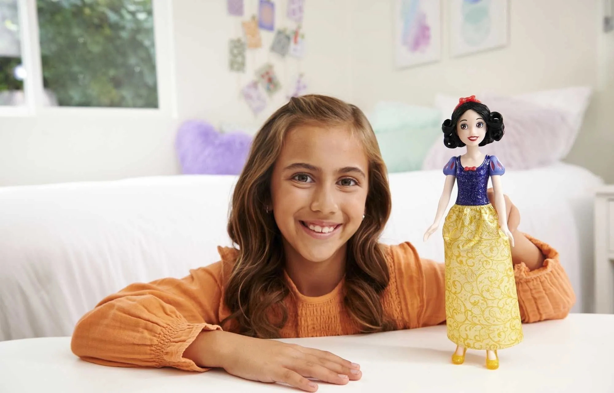 Disney Princess Snow White Fashion Doll with Black Hair, Brown Eyes & Hair Accessory