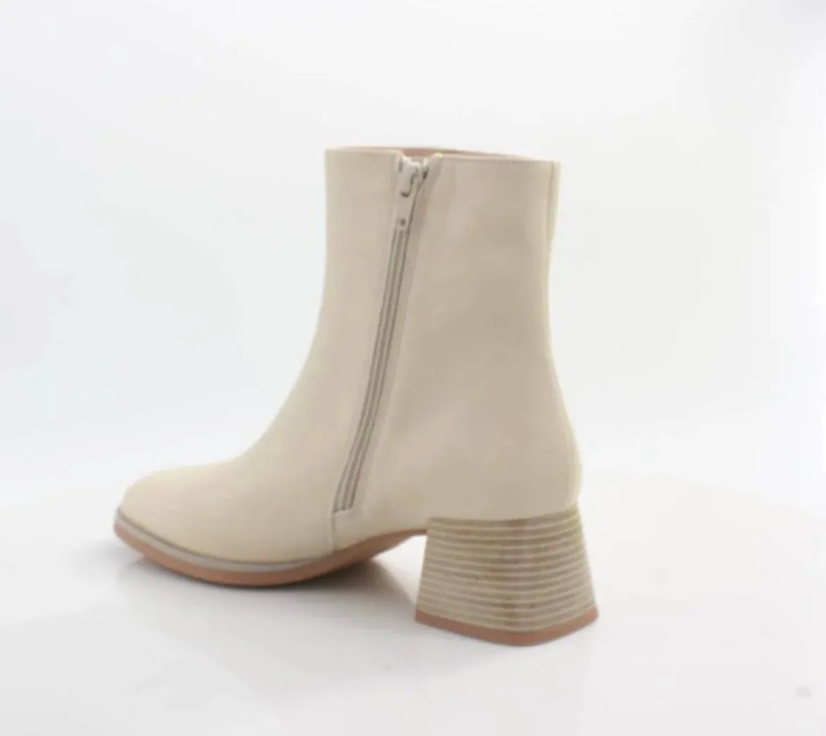 Hispanitas cream leather ankle boots
